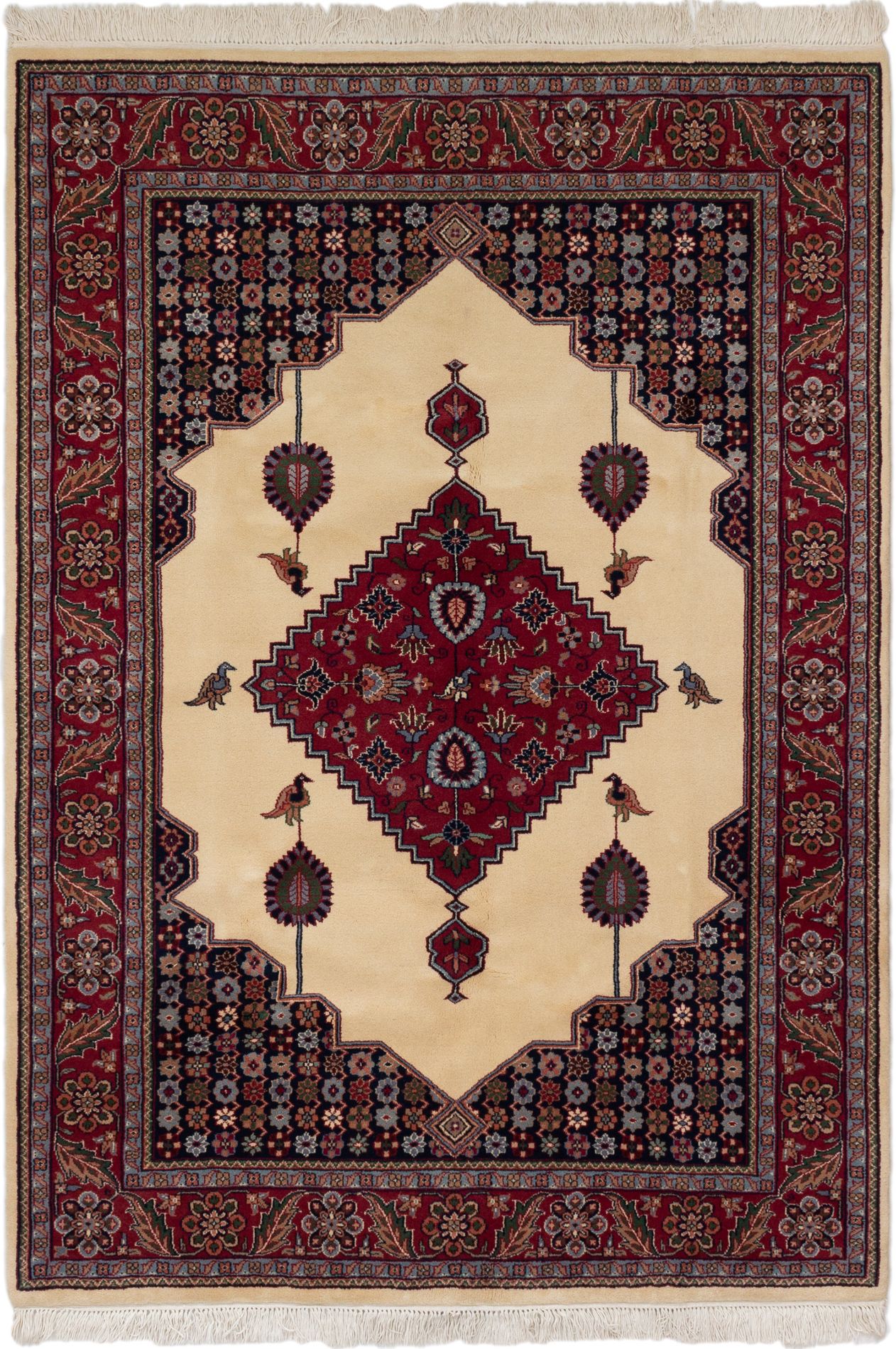 Hand-knotted Royal Sarough Cream, Red Wool Rug 4'11" x 7'0" Size: 4'11" x 7'0"  