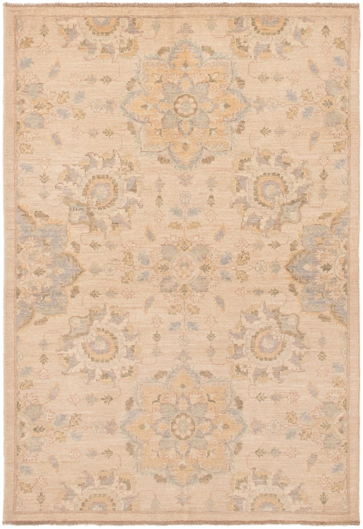 Hand-knotted Peshawar Finest Ivory Wool Rug 4'2" x 6'0" Size: 4'2" x 6'0"  