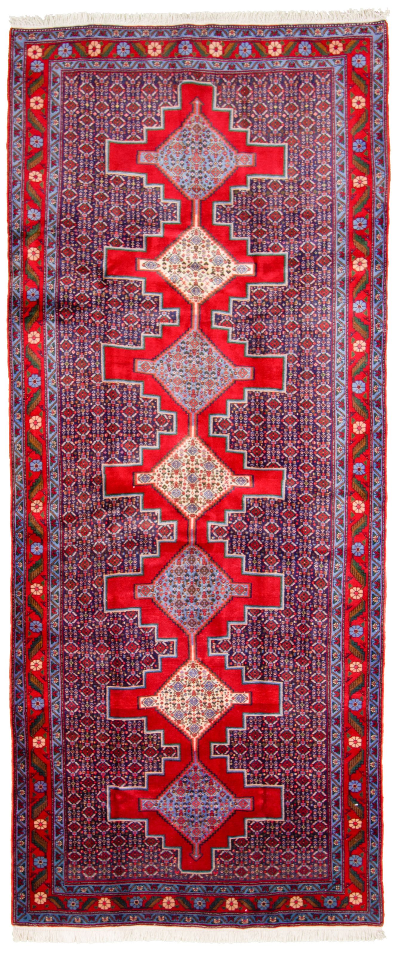 Hand-knotted Senneh  Wool Rug 4'7" x 10'10" Size: 4'7" x 10'10"  