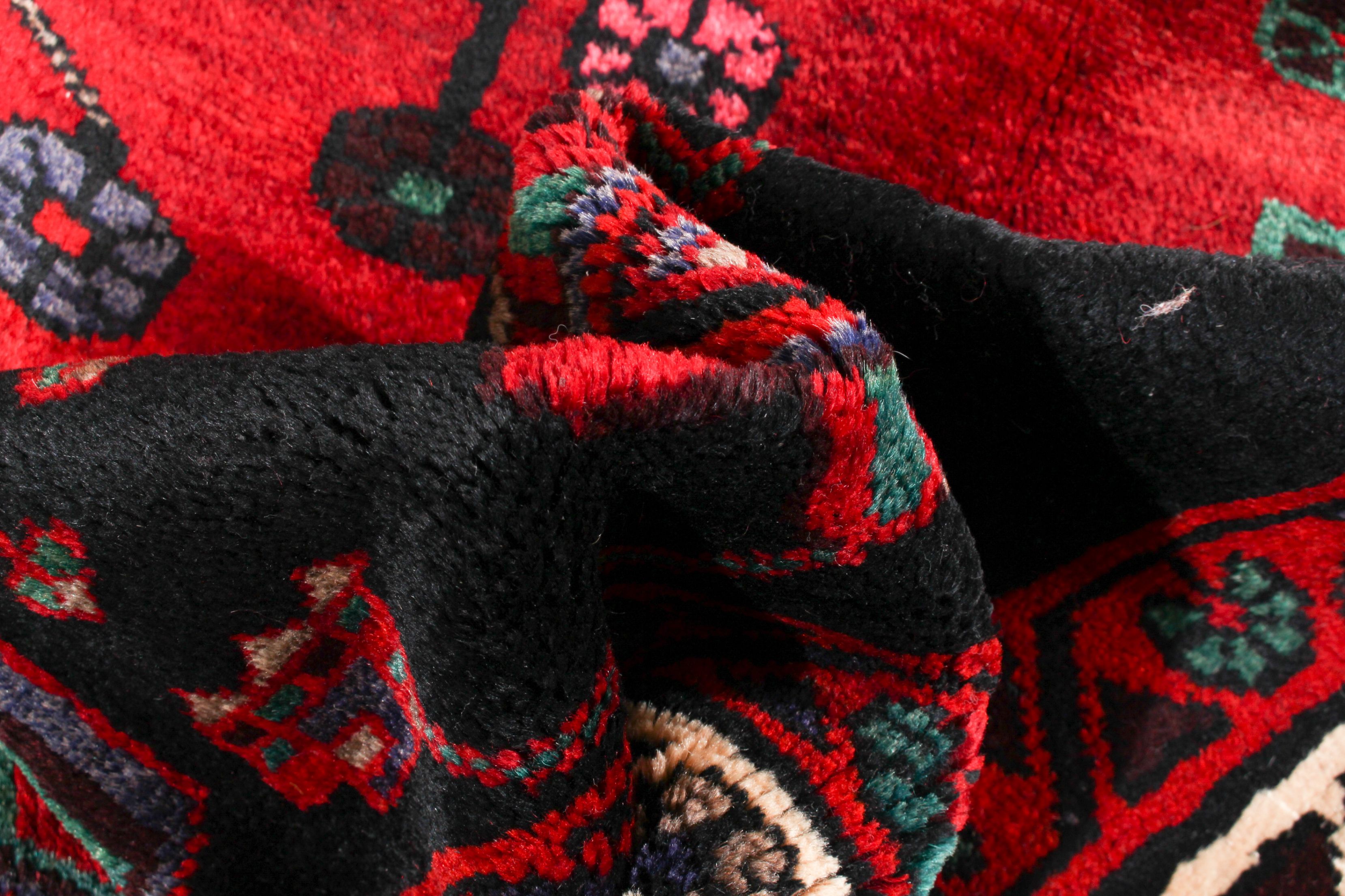 Hand-knotted Hamadan  Wool Rug 5'0" x 9'11" Size: 5'0" x 9'11"  