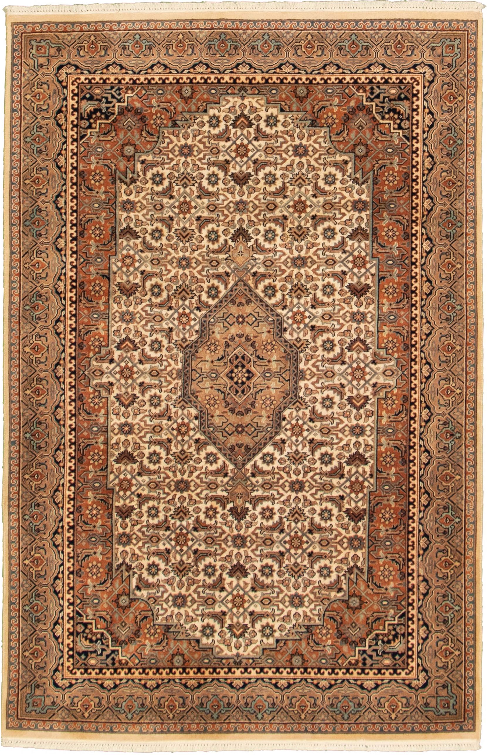 Hand-knotted Royal Sarough Cream Wool Rug 4'0" x 6'1" Size: 4'0" x 6'1"  