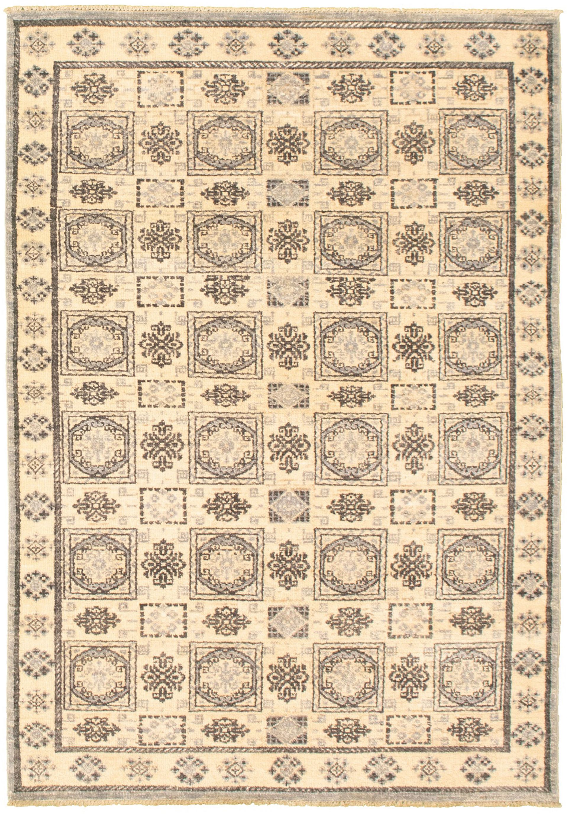Hand-knotted Peshawar Finest Ivory  Rug 4'1" x 6'0" Size: 4'1" x 6'0"  